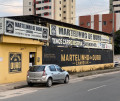 Martelinho de Ouro Candeias O Martelinho de Ouro Candeias é o maior e mais moderno centro de recuperação e pintura automotiva de Candeias. Atendendo, desde 2015, nossos queridos clientes particulares e Seguradoras parceiras. Oferecemos pintura automotiva com 3 anos de garantia realizada com produtos de primeira linha presentes em nosso laboratório próprio. Retiramos mossas (DSP), recuperamos para-choques e revitalizamos faróis. Caso seu veículo possua bancos em couro nós também dispomos do serviço de hidratação. Agora, se o seu desejo é fazer o espelhamento da pintura, o convidamos a conhecer nosso serviço de altíssima qualidade realizado com produtos 3M. Venha nos visitar e, depois do serviço, receba seu veículo lavado e aspirado!