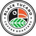 Black Tucano Coffee Roasters Black Tucano Coffee Roasters é uma marca de cafés especiais artesanais que traz uma experiência única. Uma referência em cafés especiais de alta qualidade, que traz o melhor dos dois mundos: a tradição e a cultura do café brasileiro combinadas com a arte da torrefação artesanal americana.
Trabalhamos com grãos selecionados de cafés brasileiros de origem única, colhidos manualmente por pequenos produtores e torrados artesanalmente por nós, todos com pontuação SCA acima de 86 pontos.

Somos cafeicultores, torrefadores e apaixonados por café. Apaixonados por diferentes histórias, diferentes sabores, diferentes sensações. Apaixonados pelo novo! O fazer diferente nos desafia! E para fazer diferente, para trazer o novo, fomos buscar inspiração nas tradicionais torrefadoras artesanais de café americanas. Nosso objetivo: levar até você experiências únicas, cafés de origens diversas, que priorize a qualidade, a rastreabilidade e a sustentabilidade, levando em consideração aspectos sociais, ambientais e econômicos do grão à xícara.