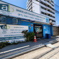 Ary Barreto Imóveis Fundada e liderada por Ary Barreto, um profissional com mais de 43 anos de experiência no mercado imobiliário, a empresa carrega consigo a expertise acumulada de seu fundador, que atuou como gerente de vendas em diversas imobiliárias renomadas. Além de corretor, Ary é perito avaliador, credenciado pelo Conselho Nacional de Avaliadores de Imóveis (CNAI nº 5823) e registrado pelo COFECI-CRECI (nº 1774 e 8672-J). Como correspondente autorizado da Caixa Econômica Federal (nº 396931), o escritório oferece um atendimento completo e confiável, capacitado para garantir o sucesso em todas as etapas do processo de compra, venda ou locação de imóveis exclusivamente nos bairros de Piedade, Candeias, Barra de Jangada e Paiva.