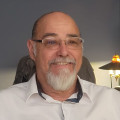Francisco Cruz - Psicólogo Franca SP Olá! Sou o Francisco Cruz, psicoterapeuta clínico com mais de 14 anos de experiência em ajudar pessoas a entenderem suas dificuldades individuais, buscando melhor alcançarem seus objetivos e viverem uma vida mais plena e significativa. Psicólogo em Franca SP acredito que a saúde mental é fundamental para o bem-estar geral e que a terapia pode ser uma ferramenta poderosa para lidar com desafios, superar traumas e construir uma relação de vida autêntica e feliz.
Psicólogo online atendendo todo o Brasil, minha filosofia de trabalho engloba escuta ativa, empatia, encontros terapêuticos e atendimento psíquico. Com a terapia online ou presencial vamos melhorar sua qualidade de vida. Entre em contato e agende sua consulta. Até breve!